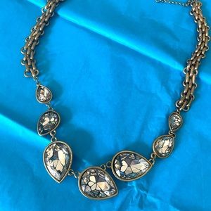 Dazzling sparkly necklace featuring beautiful diamond look-alike stones